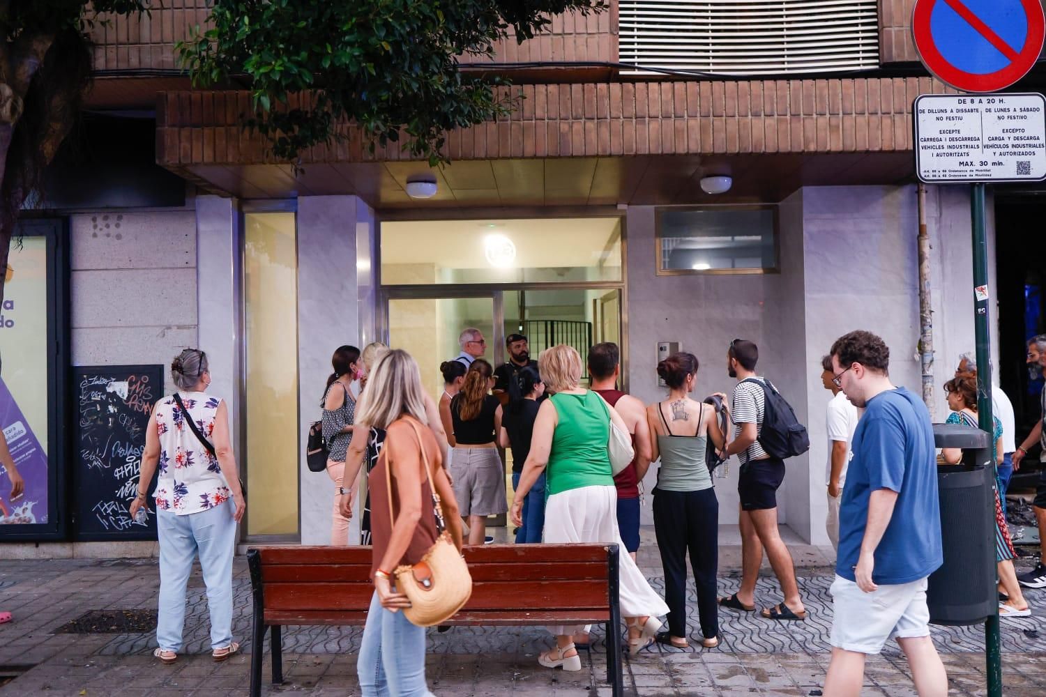 Los vecinos desalojados por el incendio en la avenida del Puerto esperan para entrar en sus casas