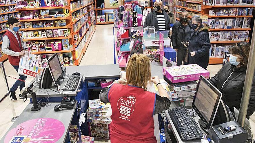 Les botigues en centres comercials han obert el 50% de dies