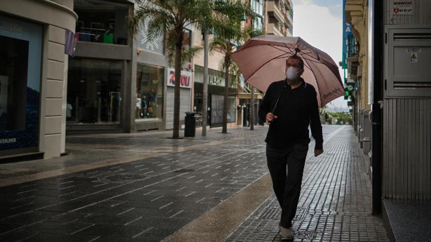 Un hombre durante estos días en Santa Cruz de Tenerife.