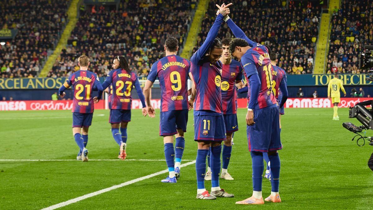 Raphinha y Lamine celebran el segundo gol del Barça en Villarreal