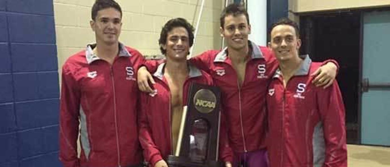 Antonio Núñez, a la izquierda, junto al trofeo de cuartos clasificados logrado por su Universidad.