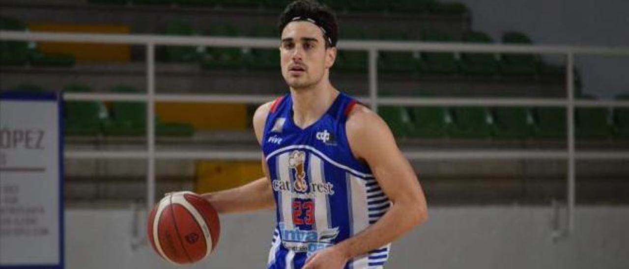 Rafa Casanova, con el balón, en un partido del Ponferrada.