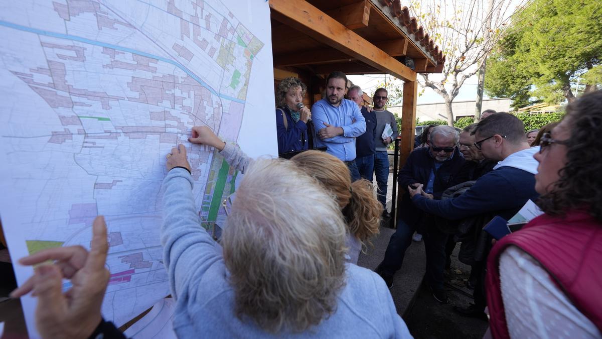 Los responsables municipales detallan las características del PGOU para la Marjalería y los vecinos se interesan por su caso.