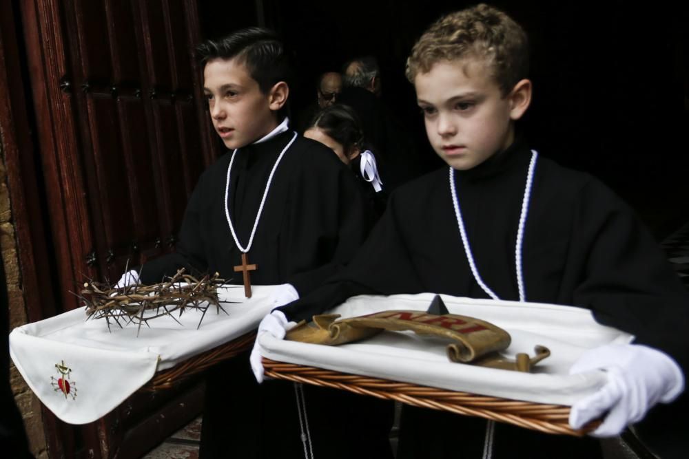 La lluvia obliga a dar la vuelta a la procesión ovetense del Santo Entierro