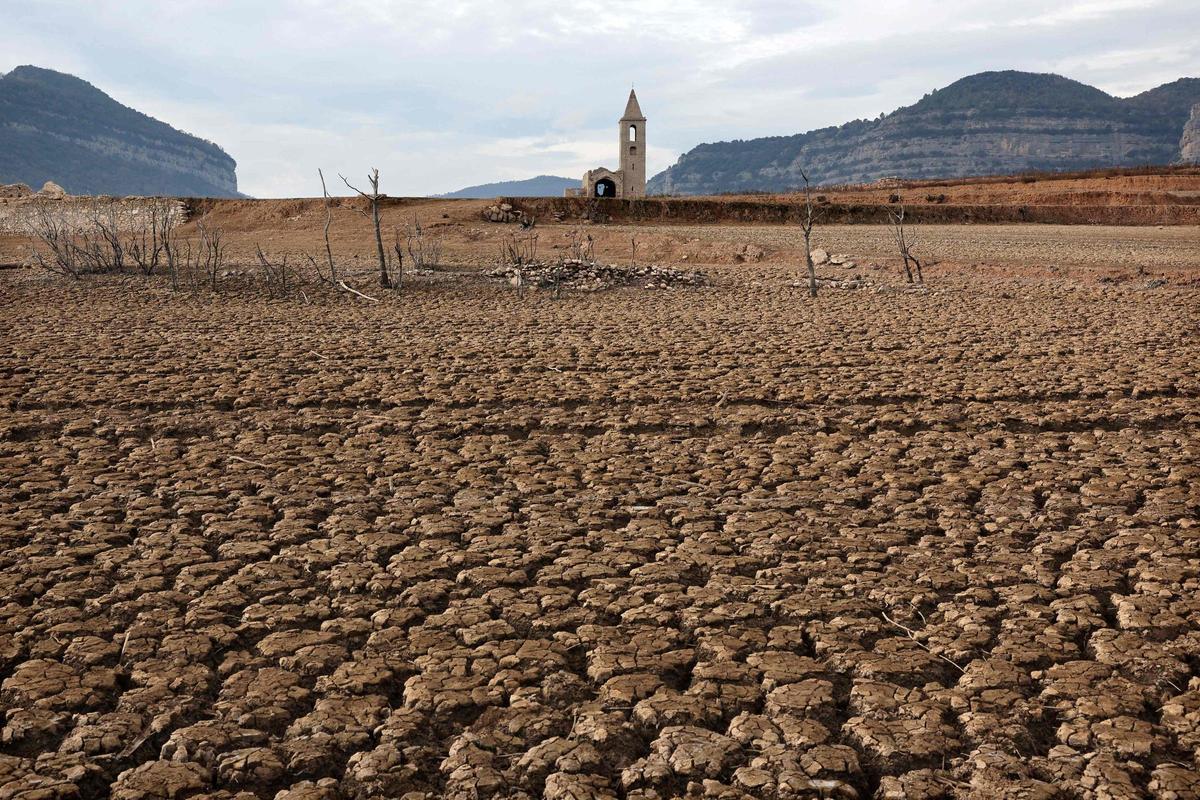 Esta fotografía tomada el 15 de enero de 2024 muestra la iglesia de Sant Roma de Sau en la orilla del estiaje del embalse de Sau, situado en la provincia de Girona en Cataluña. Cataluña lucha contra una sequía histórica desde hace tres años y algunos residentes ya experimentan restricciones de agua en su vida diaria.