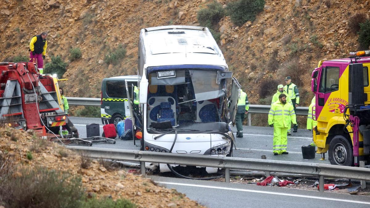 Autobús volcado en la autovía de Murcia.