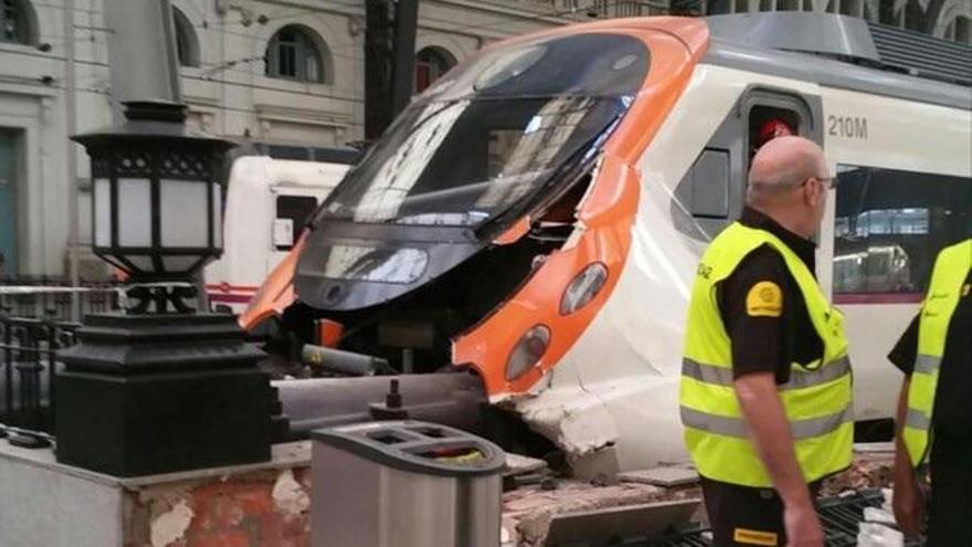 Medio centenar de heridos, 5 graves, en un accidente de tren en Barcelona