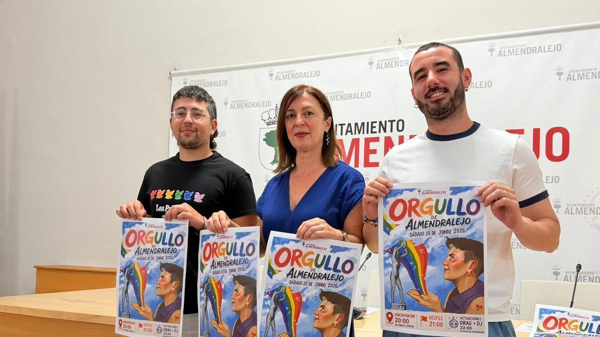 La concejala Juliana Megías, en el centro, presentó con los técnicos de Fundación Triángulo los eventos de Almendralejo.