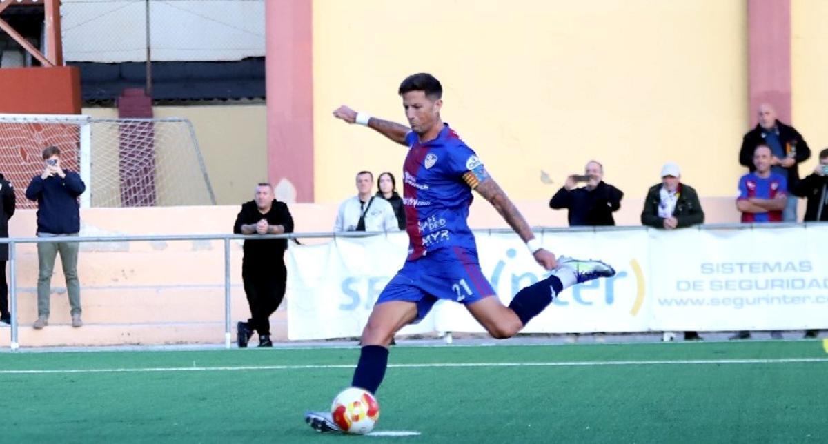 Leo marcó de penalti en el empate del Alzira con el Torrellano.