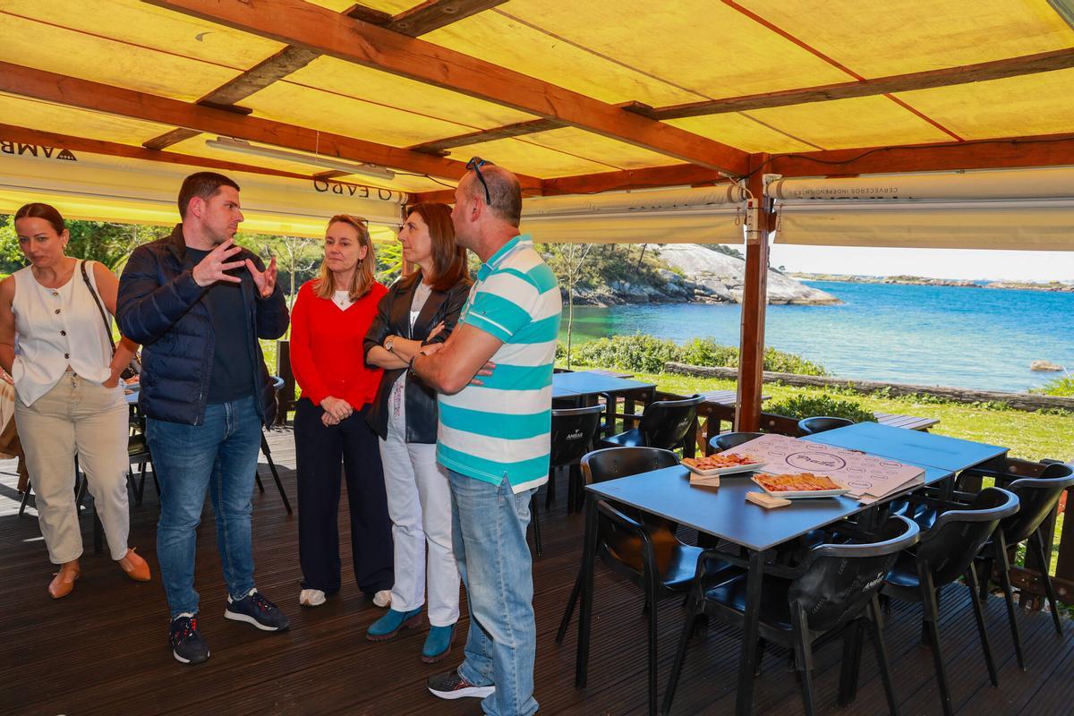 Luis Arosa, alcalde de A Illa, ejerció de anfitrión en la visita de la conselleira.