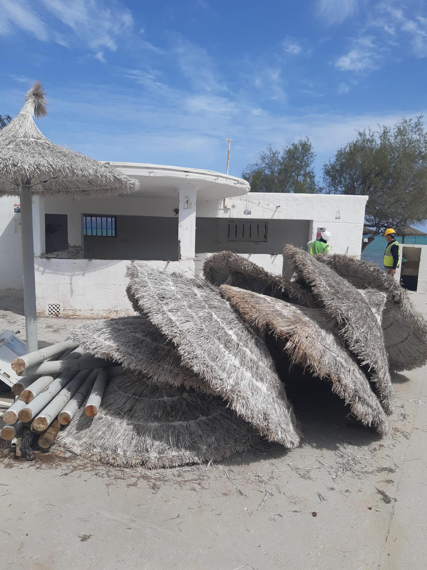 Las máquinas inician el derribo del chiringuito y la piscina del Mar y Paz de Can Picafort