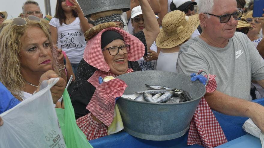 Croquetas y  tortilla por si faltaban sardinas  y había 1.500 kilos