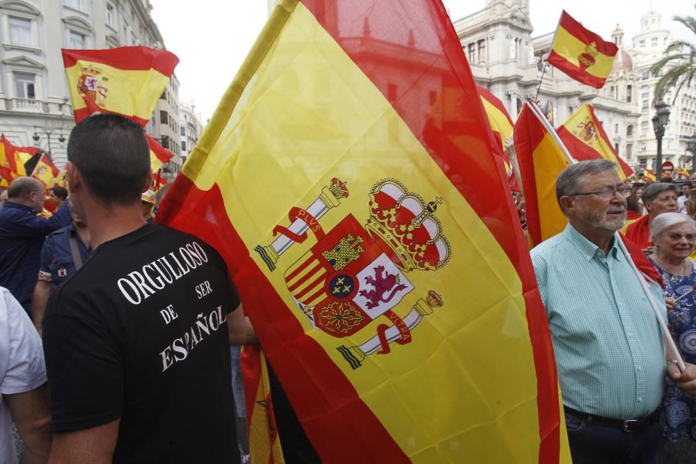 Caravana de vehículos con banderas españolas en València