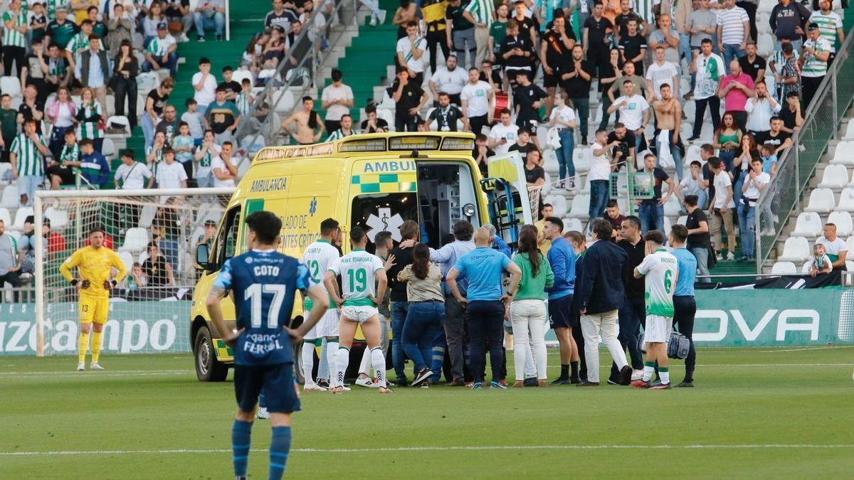 Gudelj es retirado de El Arcángel, el pasado sábado, con destino al hospital Reina Sofía.