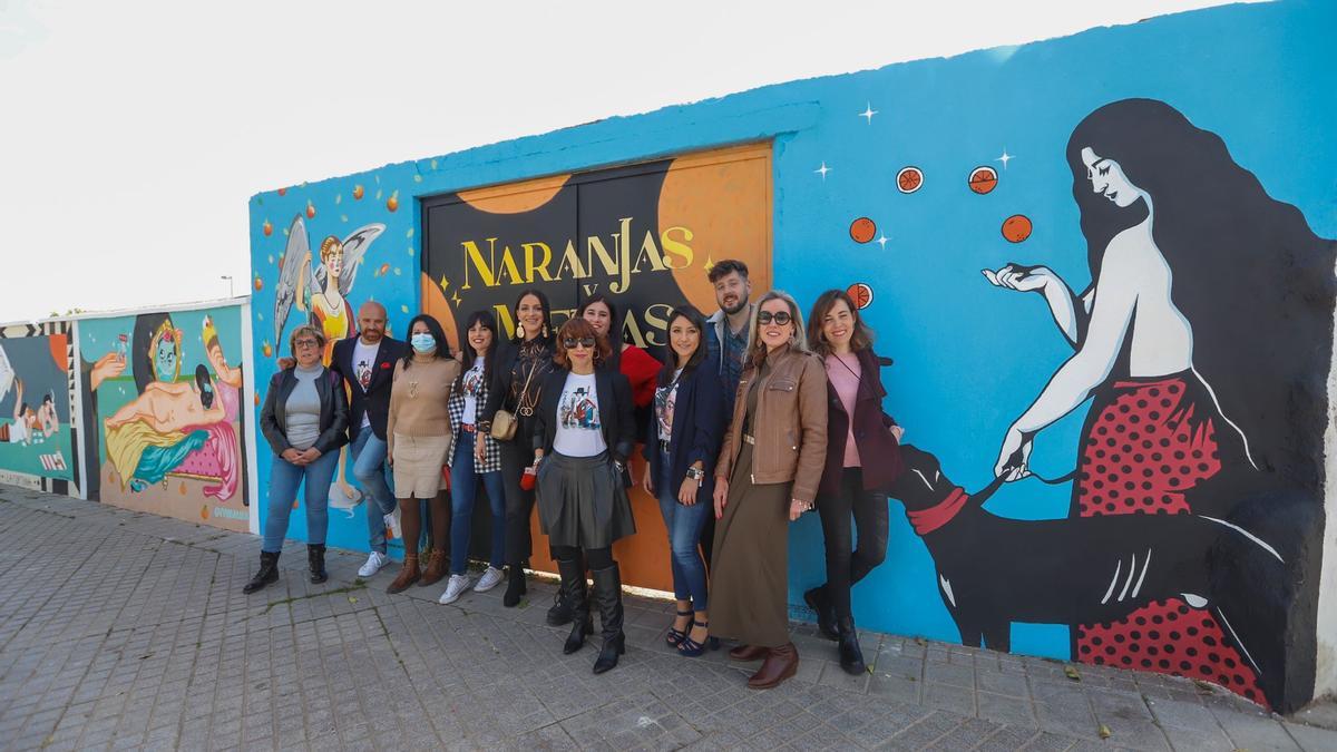 Autoridades y artistas ante el mural &#039;Naranjas y medias&#039;