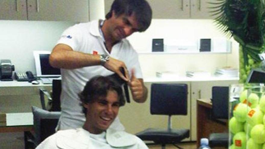 Nadal cortándose el pelo en la peluquería de Julien Farel.