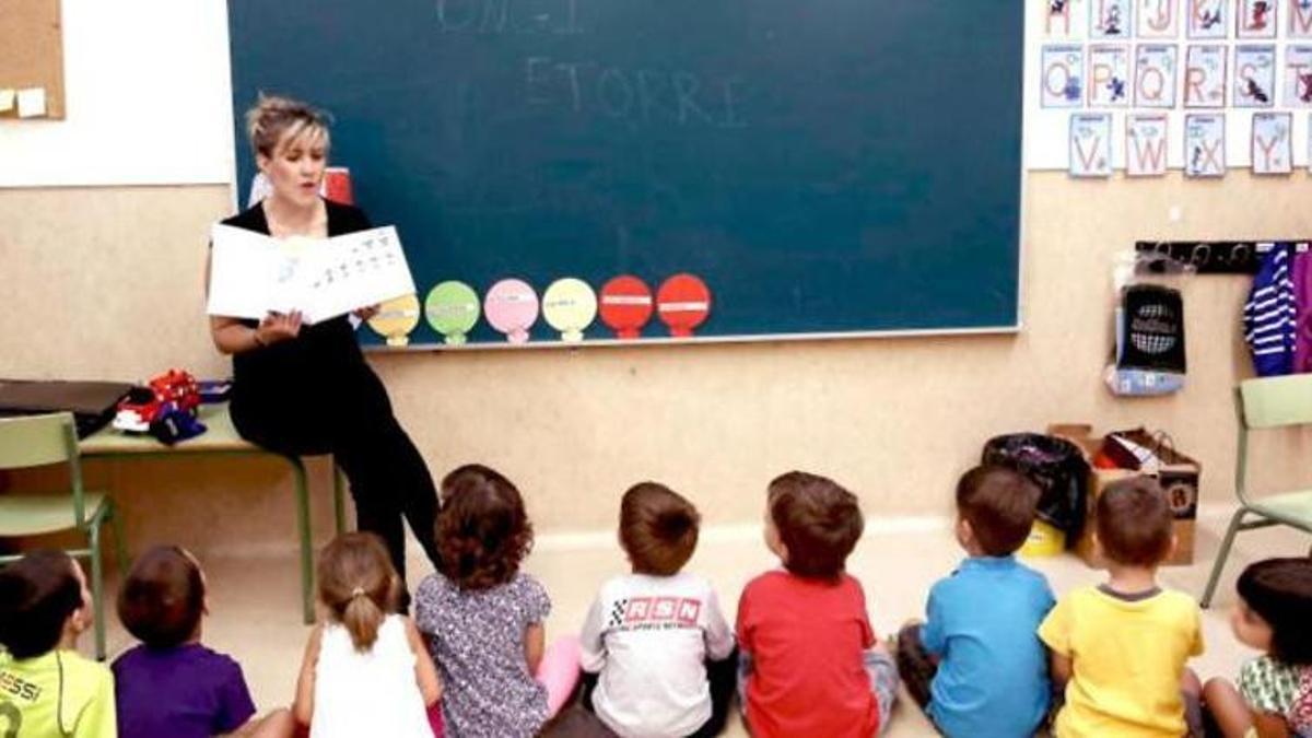 Una profesora en un aula.