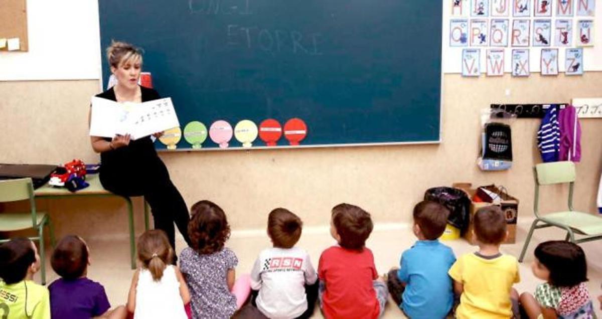 Una profesora en un aula.