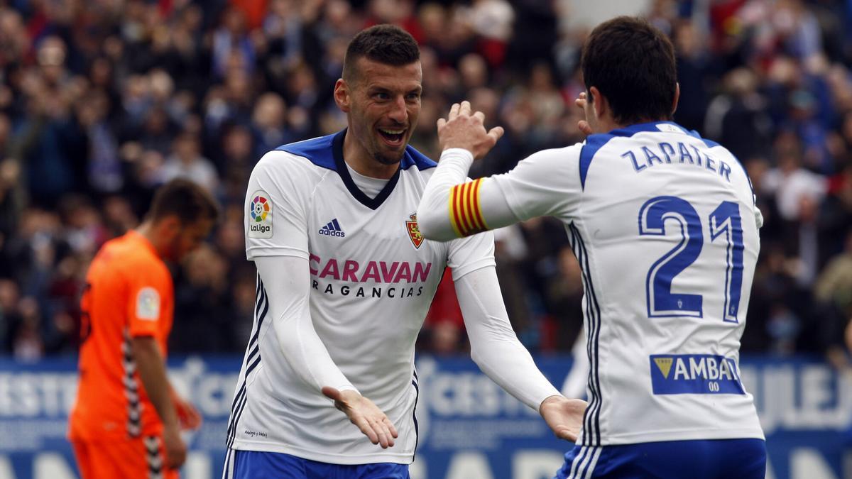 Perone celebra un gol contra el Lorca junto a Alberto Zapater