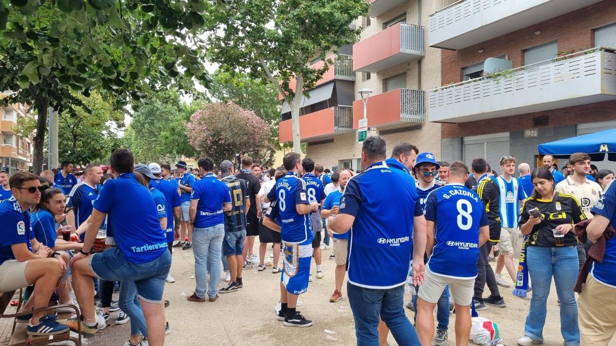 Aficionados azules en la plaza de la Sardana