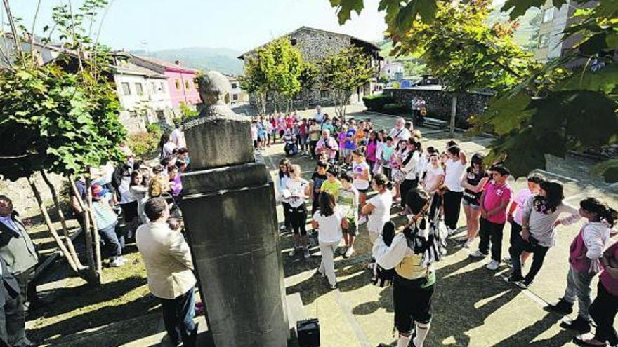 Los actos de homenaje a Palacio Valdés, ayer por la mañana, ante el busto del escritor ubicado en Entrialgo.