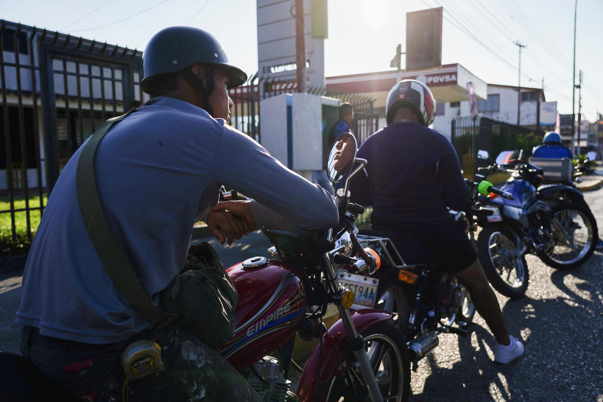Gasoline queues return in Venezuela as refineries fail to produce