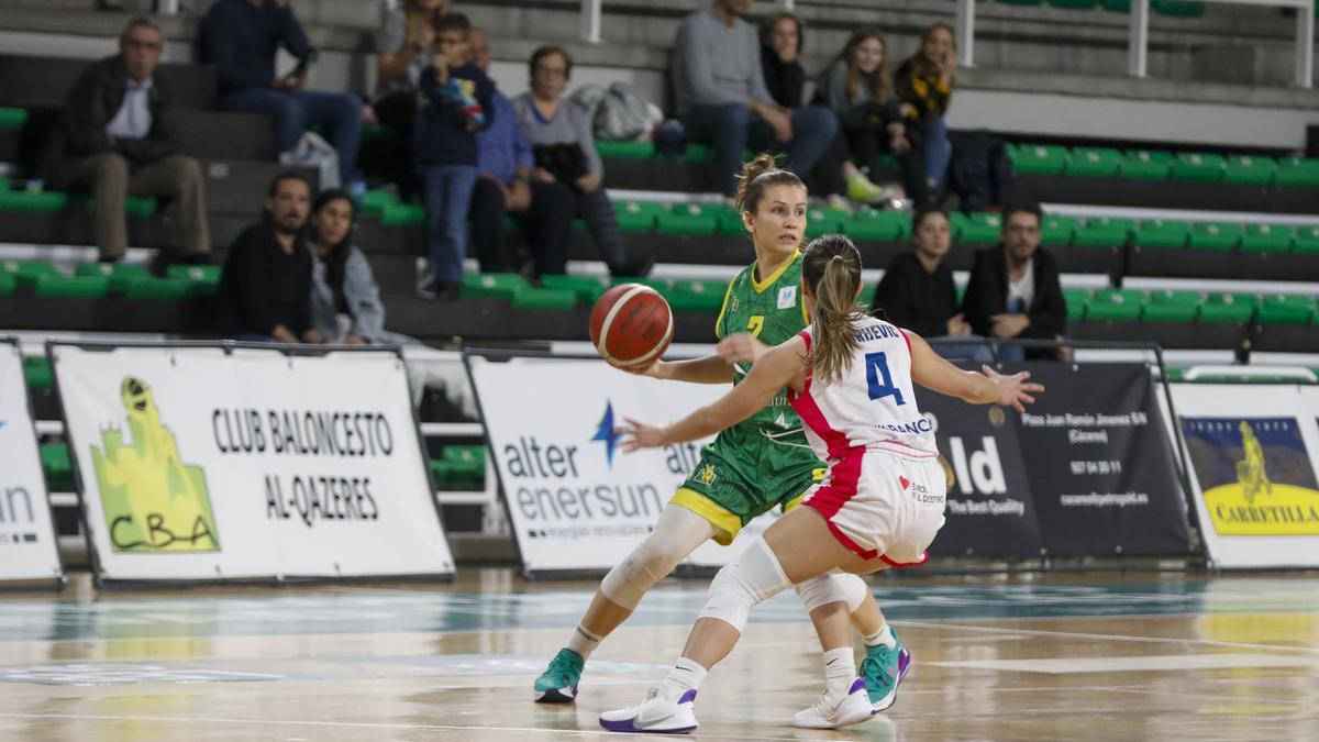 Radka Stasova, con el balón, defendida por Nevena Dimitrijevic.