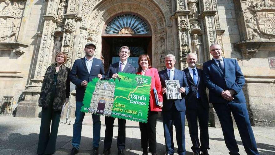 Martiño Noriega y Alberto Núñez Feijóo sujetan uno de los sellos que se presentó ayer en Santiago.