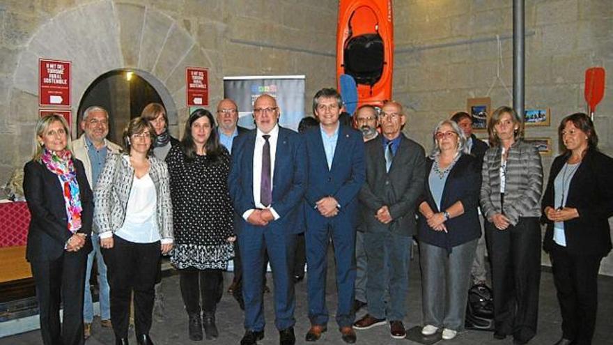 El conseller Baiget amb les autoritats comarcals, ahir a la nit