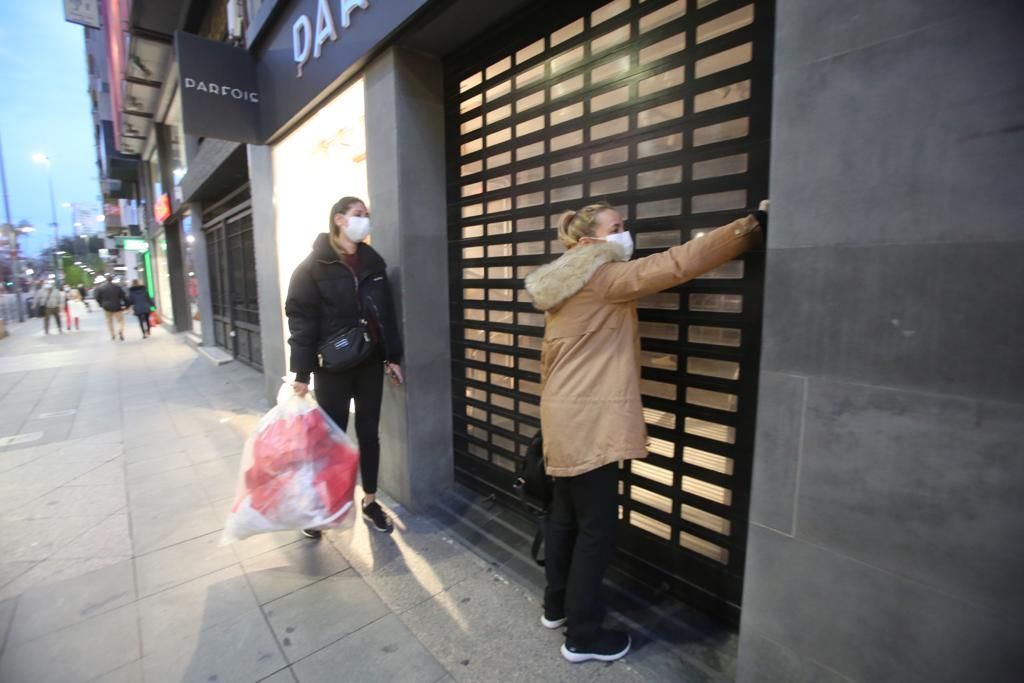 Primer día del adelanto del cierre del comercio a las 18.00 horas por las restricciones