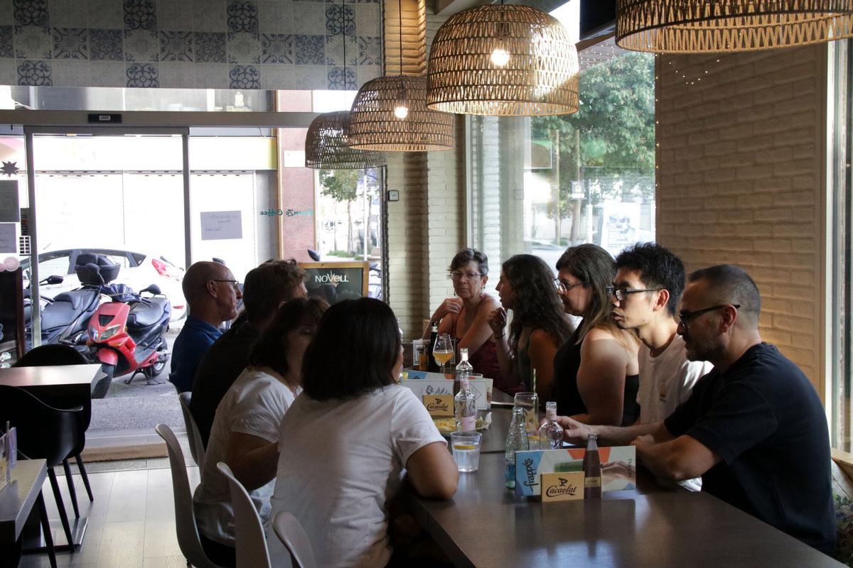 Pla general de la trobada d'estrangers per parlar català, al bar Essenze