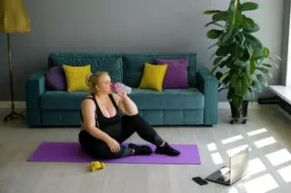 Los ejercicios que sí queman grasa en casa: así es el método que funciona sin gimnasio