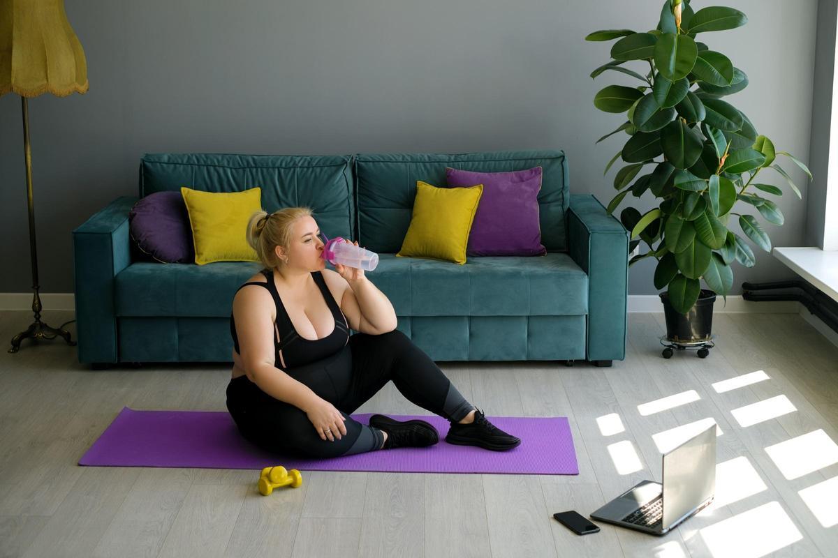 Perder grasa en casa es posible para cualquier persona si se combinan ejercicio, alimentación y constancia