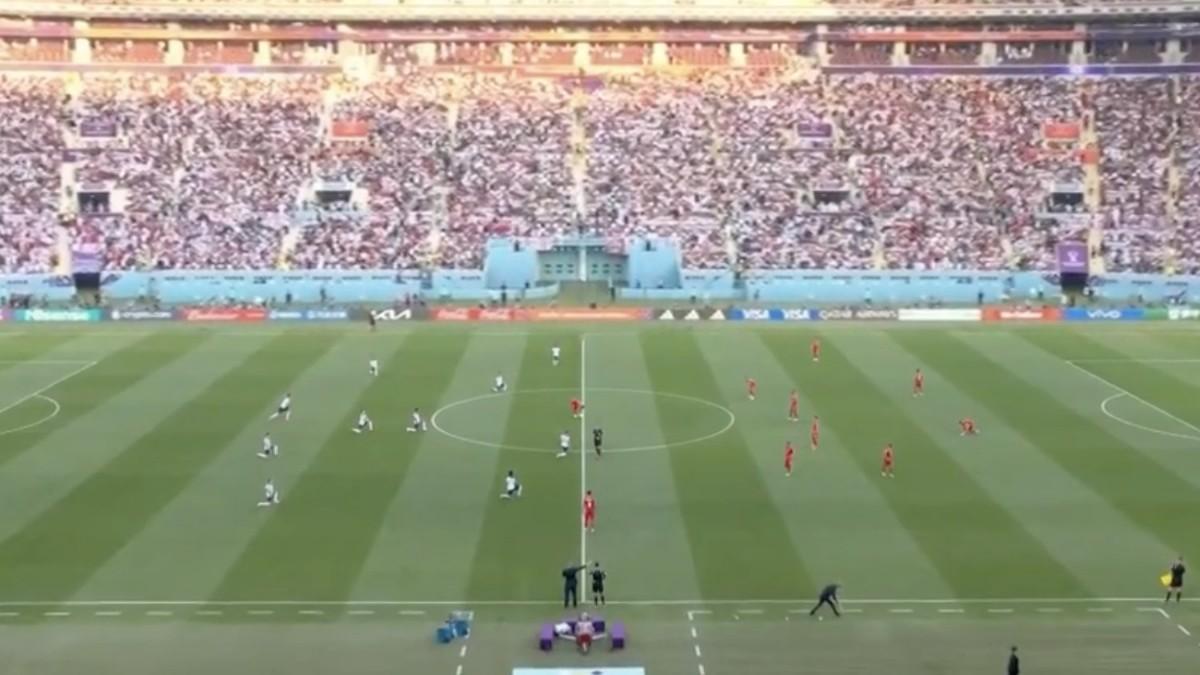 Los jugadores de la selección inglesa, arrodillados antes de jugar ante Irán