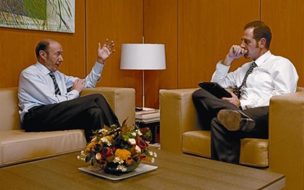 Alfredo Pérez Rubalcaba, con el director de EL PERIÓDICO, Enric Hernàndez, durante la entrevista.