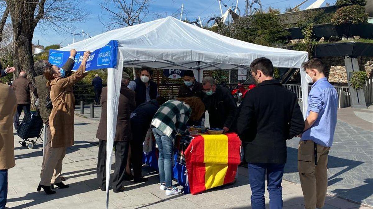 El PP de Madrid reacciona a los disturbios recogiendo firmas de apoyo a la Policía