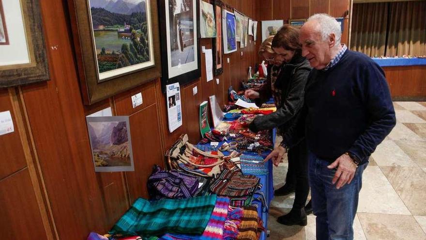 Germán Rodríguez, ayer, en el rastrillo solidario del Colegio de Médicos.