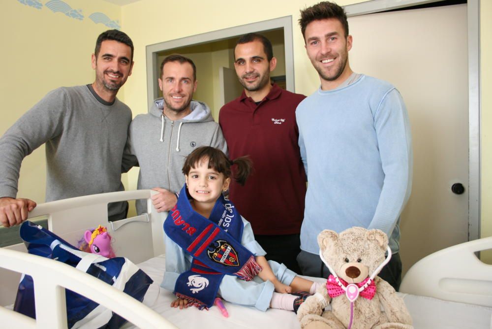 Los jugadores del Levante UD visitan el hospital