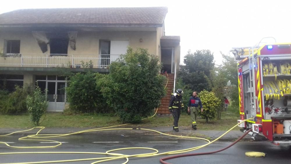 Los bomberos intervienen en el incendio de una casa en A Estrada