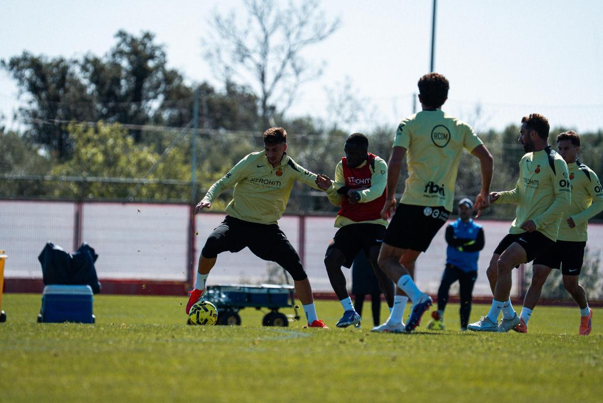 Kumbulla pugna por el balón con Luvumbo durante el entrenamiento del lunes en Son Bibiloni.