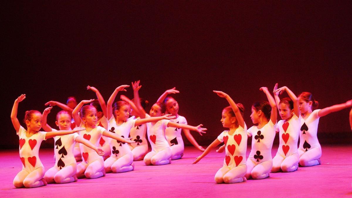 Un grupo de niñas durante un espectáculo de danza