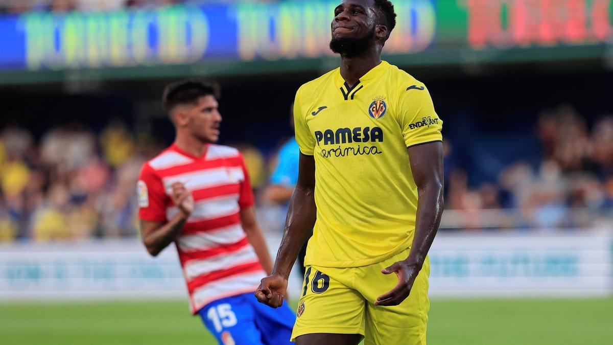 El delantero del Villarreal Dia se lamenta por una ocasión errada.