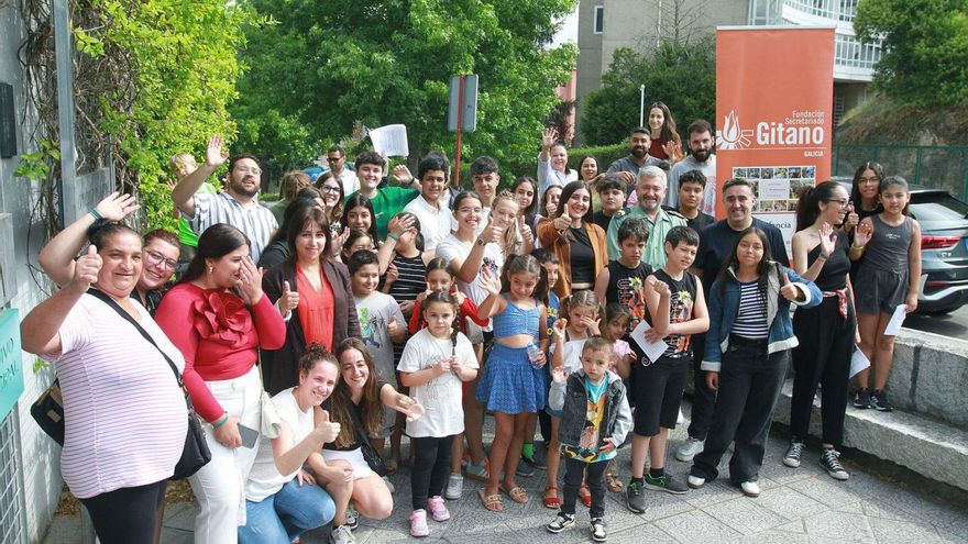 Miembros de la Fundación Secretariado Gitano y sus alumnos. | Iñaki Osorio