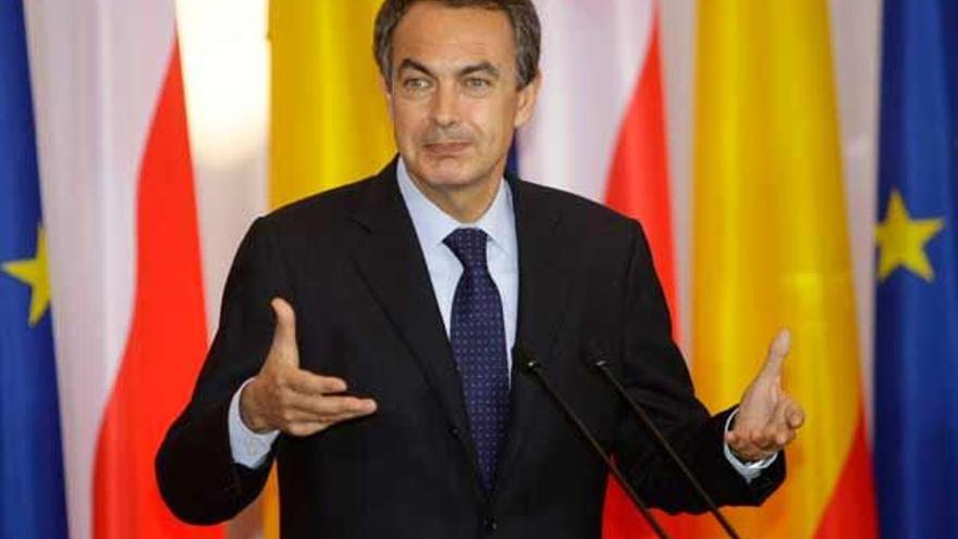Zapatero da explicaciones sobre el secuestro del &quot;Alakrana&quot;, ayer en Polonia.