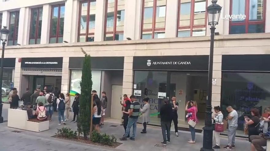 Colas en la oficina del padrón de Gandia en el arranque del proceso extraordinario de regularización de migrantes