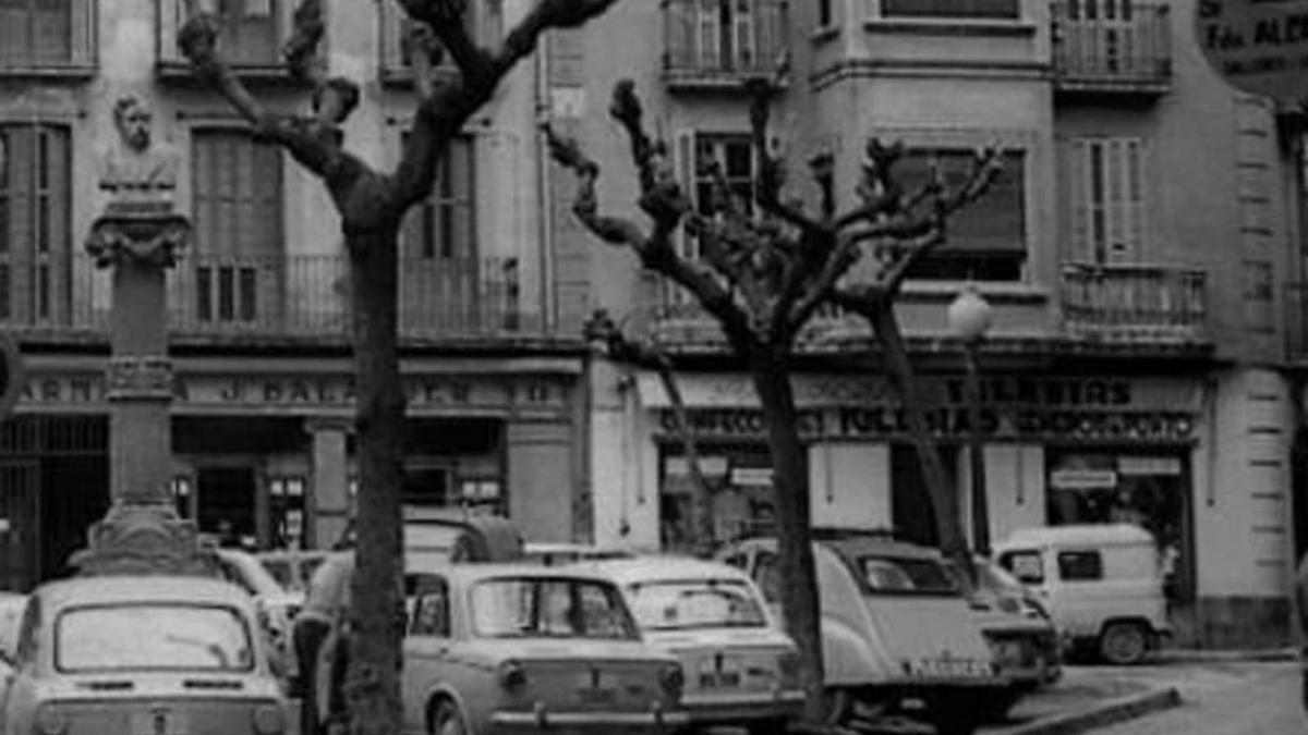 La botiga, a la dreta, en una imatge històrica | ARXIU PARTICULAR
