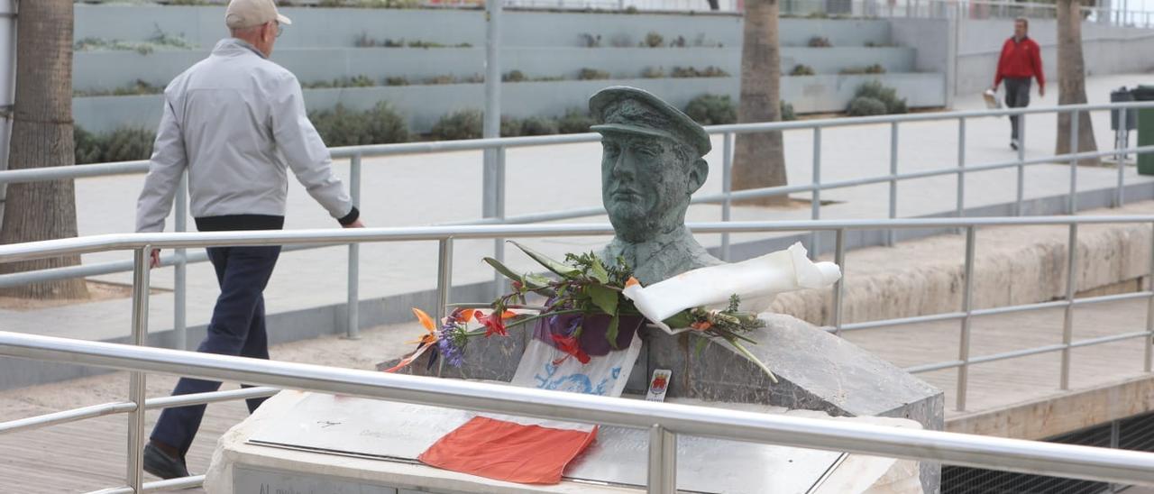 Nueva placa superior colocada en el memorial del Stanbrook de Alicante.