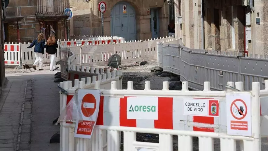 La peatonalización de una calle de Bouzas se queda a medias por el colapso de su constructora