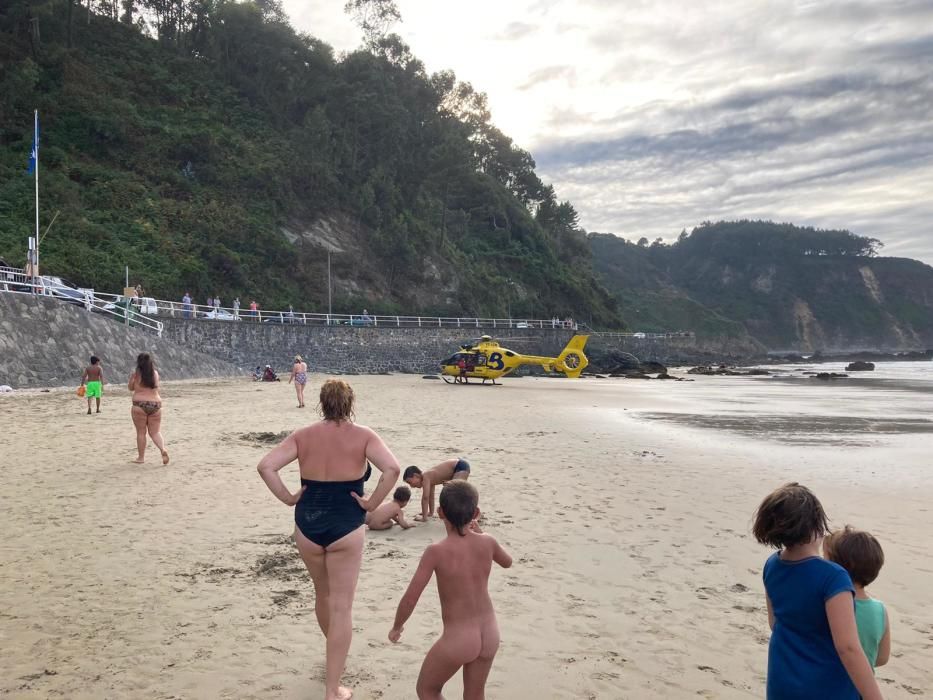 Rescate en Aguilar de varios bañistas atrapados en las rocas