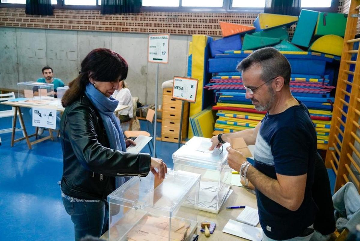 Consuelo López (Unidas Podemos) vota en el colegio Castra Caecilia.